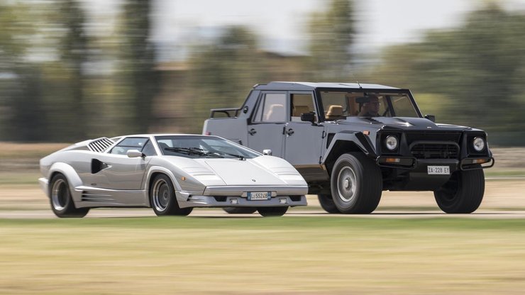 Что объединяет суперкар Countach и внедорожник LM002? Двигатель! Атмосферный V12 объемом 5,2 л на Lamborghini LM002 развивал 350 л.с. А на автомобили поздних выпусков (на фото) устанавливали мотор от Lamborghini Diablo