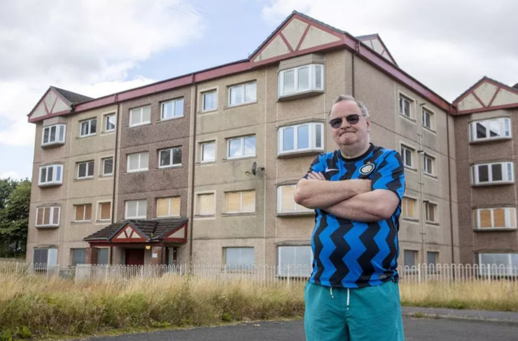 Переезд, жилье, недвижимость, снос дома, самая одинокая улица Шотландии. пенсионер, протест, фото, Великобритания