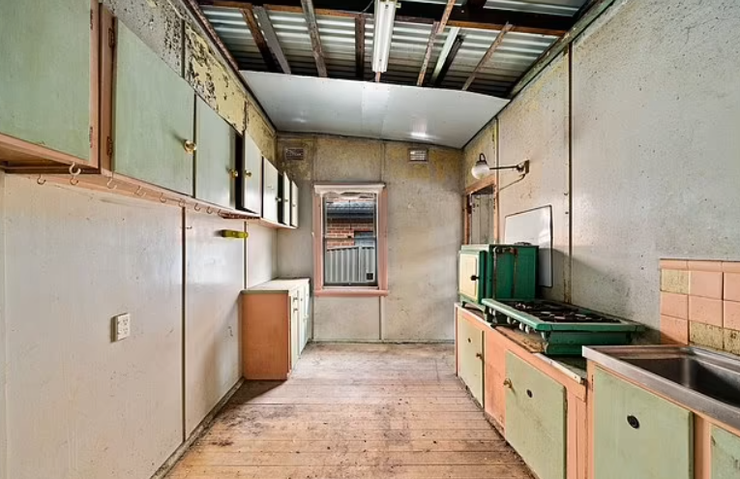 Старый гнилой дом из дерева продали за 2,4 миллиона долларов, что в нем такого особенного, продажа недвижимости