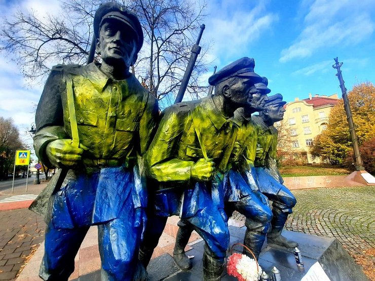 В Кракове разукрасили памятник воинам-легионерам