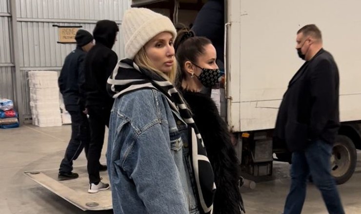 Наразі Лобода допомагає біженцям у Латвії