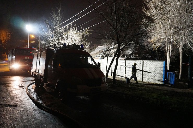 пожар, спасатели, тушение огня, огонь, пожарники