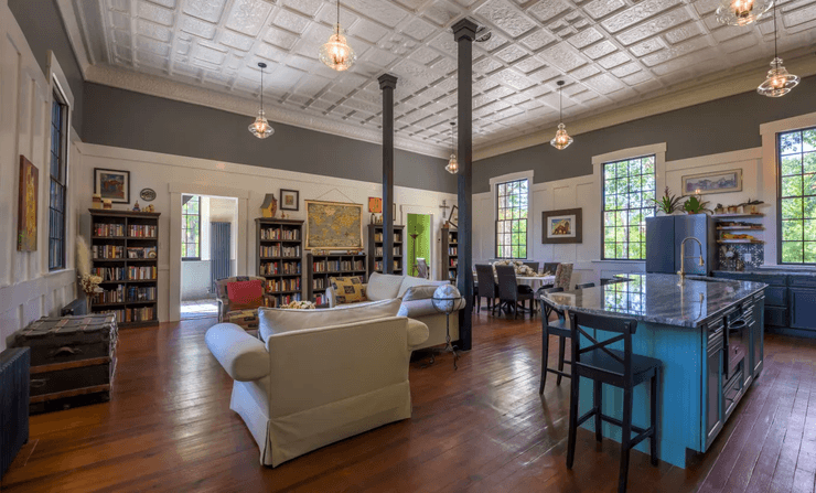 Супруги сделали дом из старой школы, старая школа, заброшенная школа, уютный дом, ремонт своими руками, переделали школу, купили школу