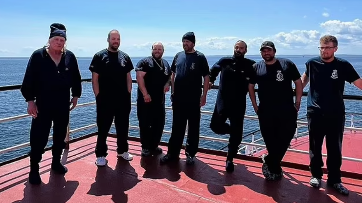 Рыбаков из Канады, которые три дня дрейфовали в открытом море, удалось спасти, пожар на корабле