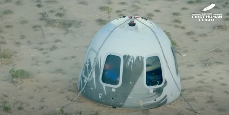 Капсула с пассажирами первого полета с экипажем компании Blue Origin на земле