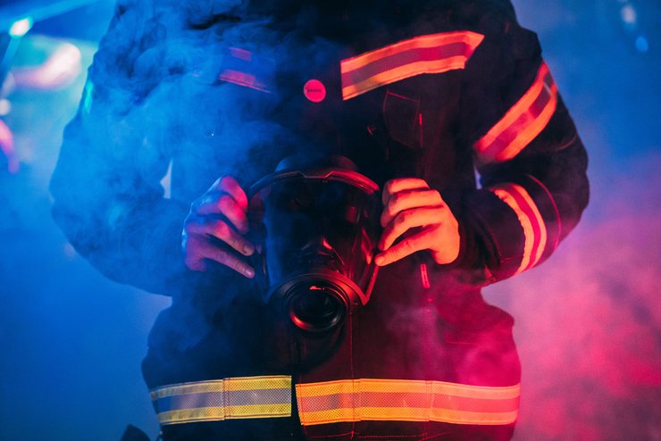 Пожар, пожарный, огонь, тлеющая сигарета, выбросил сигарету из окна машины, вызвал пожарных, сухая трава, загорелся сад