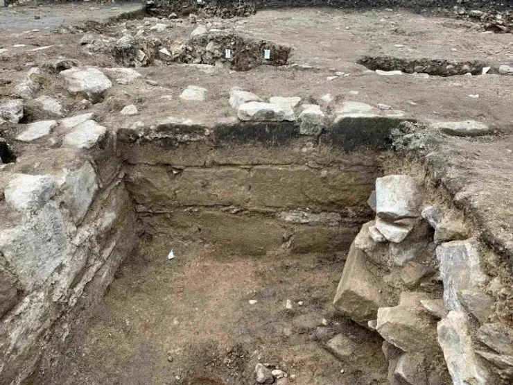 Оклендський замок, Окленд, будинок, дім, Тауер, Хазелріг, Англійська громадянська війна, археологи, археологія, парламент, замок, стіни, знахідка, золото, квітка