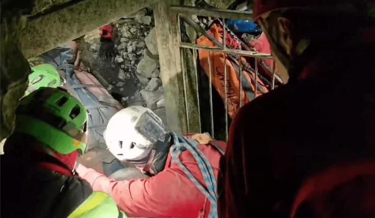 Спасатели достают спелеолога