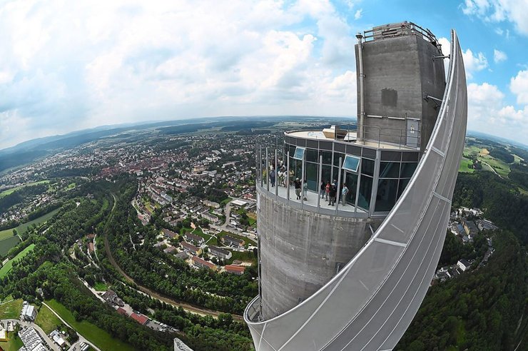 Хмарочос у лісі, вежа в лісі, незвичайна будівля, будівля посеред лісу, вежа посеред лісу, випробування ліфтів, TK Elevator Testturm