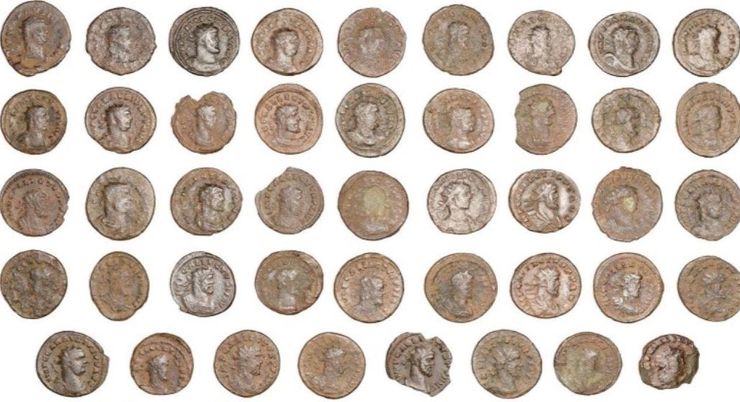 Мужчина ходил с металлоискателем и нашел в поле уникальный клад на 1800 долларов, что он увидел