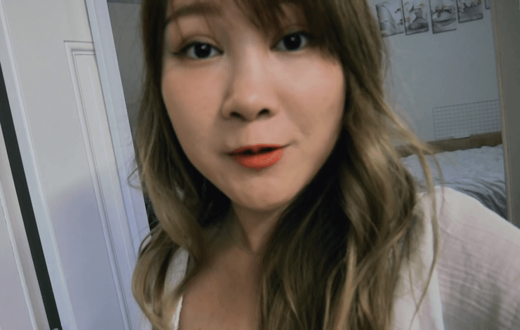 Женщина живет в гараже, крошечный домик, тесное помещение, недорогое жилье, переделали гараж, ремонт гаража, девушка, блогер, американка