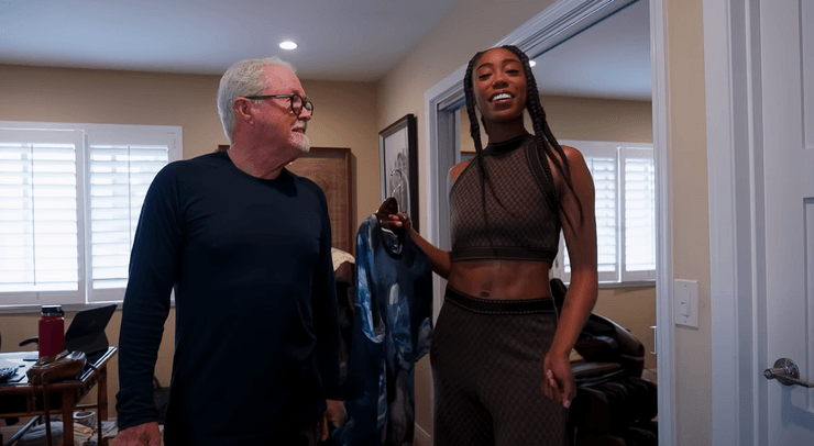 Пара со значительной разницей в возрасте, влюбленная пара, планирует свадьбу, познакомились на сайте знакомств, необычные отношения