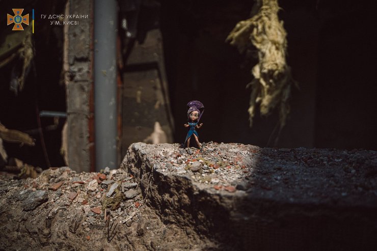 ракетный удар по киеву, киев, разрушенный дом, ракетный удар, война в украине