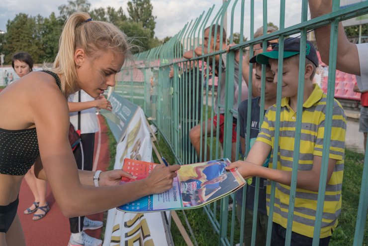 Юлия Левченко раздает автографы