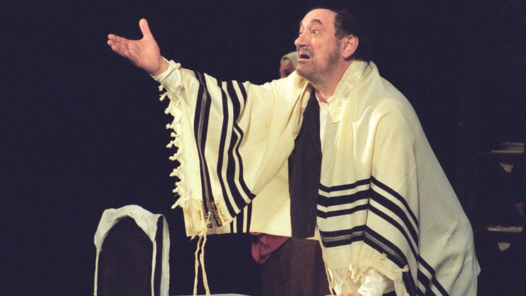 Богдан Ступка в роли Тевье-молочника