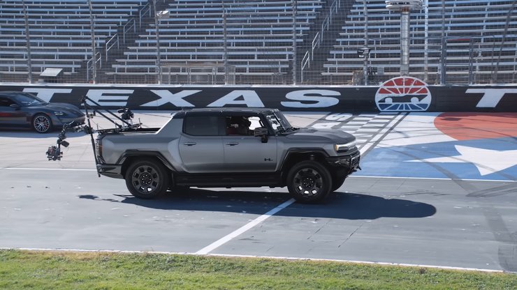 Електричний Hummer виявився швидшим за спортивні авто