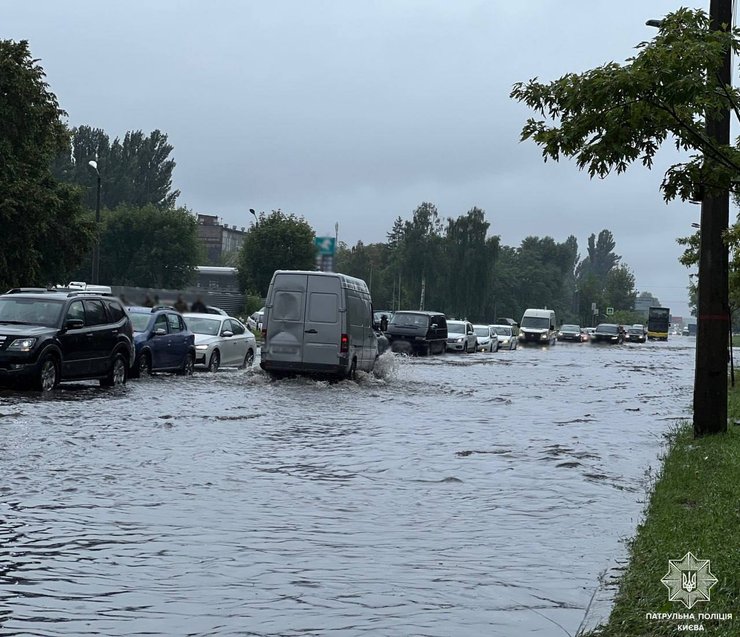 Через негоду у Києві ускладнено рух транспорту