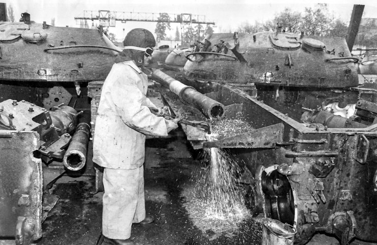 Работник обрезает дуло танка Т-62
