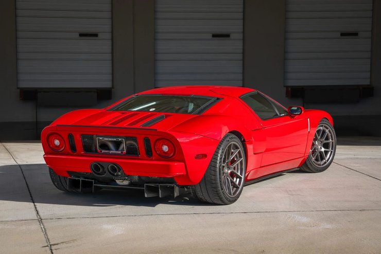 Существует только 14 Ford GT в красном цвете