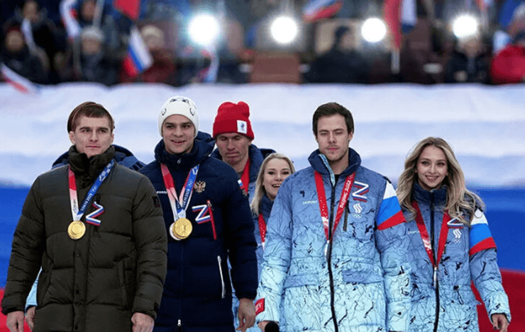 Российские спортсмены на z-митинге в Лужниках