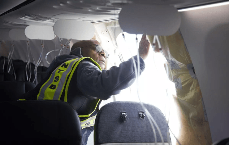 Авария в самолете, вылетел шлюз, секция фюзеляжа, авария в небе, сорвало дверь, пассажиры, подали иск, авиакомпания, суд