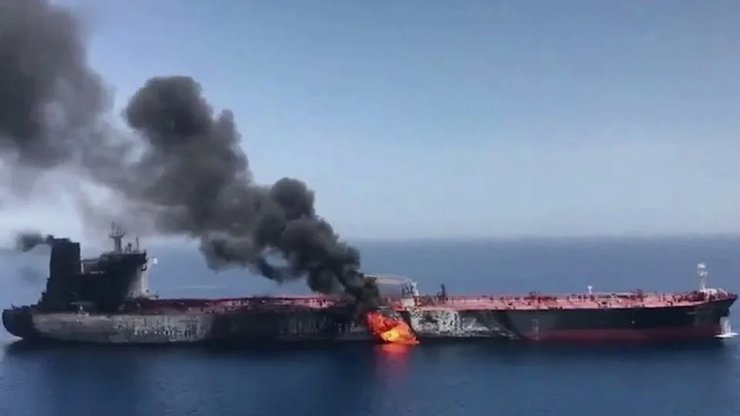 Пожар на танкере, иранский танкер, флаг Ирана, иран, ближний восток, война на ближнем востоке, хезболла