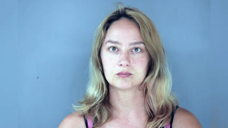 Ссора, машина, парень и девушка, девушка сбила своего парня, сеанс парной терапии, отношения, переехала своего парня,