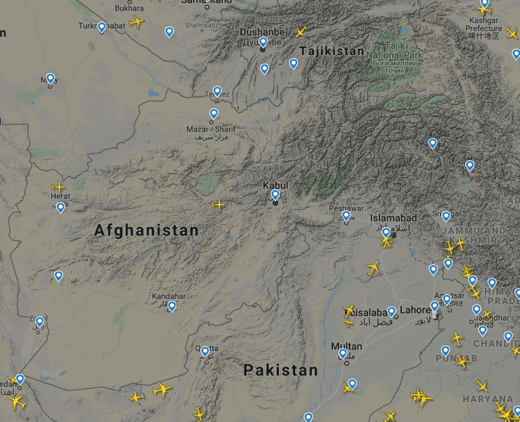 Єдині два літаки в повітряному просторі — військові літаки з Туреччини
