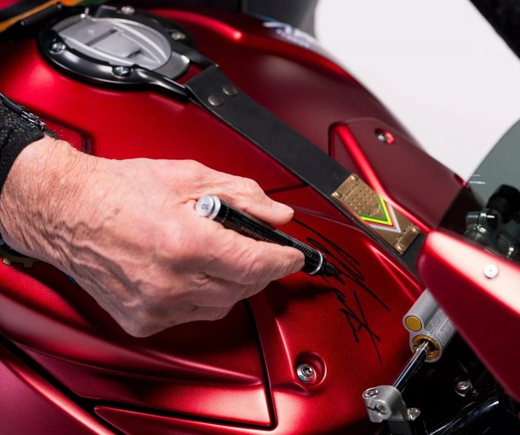 автограф, MV Agusta Superveloce 1000, MV Agusta Superveloce, MV Agusta, Джакомо Агостини, мотоцикл MV Agusta