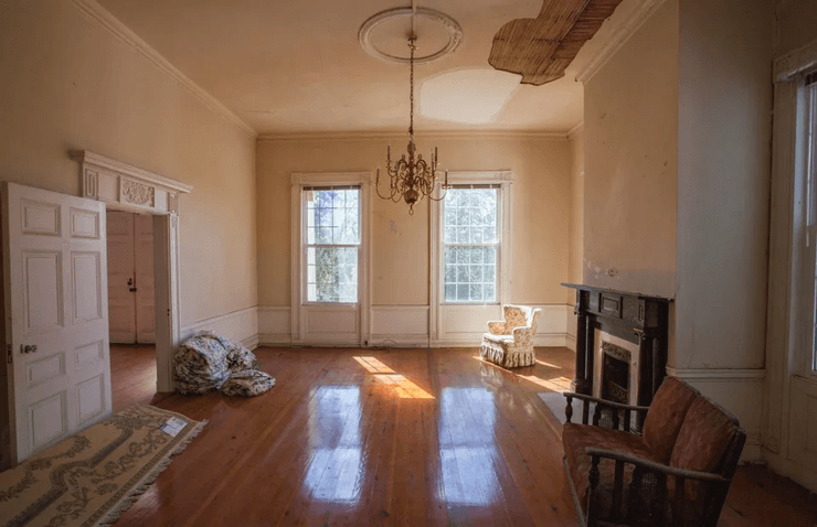 Заброшенный особняк с кладом, старинное сокровище, зарытое золото, роскошный особняк, особняк с историей, заброшенный дом