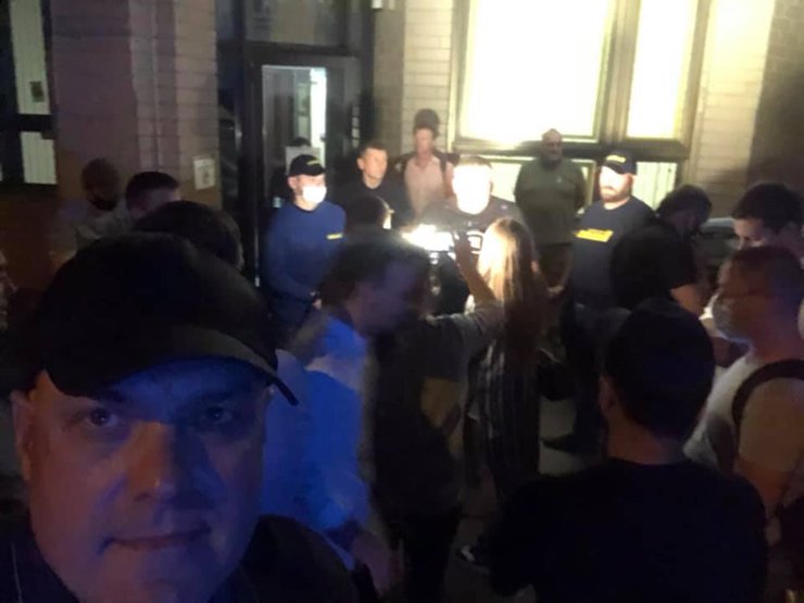 полиция под офисом Свободы