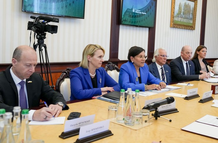 Пенні Пріцкер, атомна енергетика, електроенергія, Україна