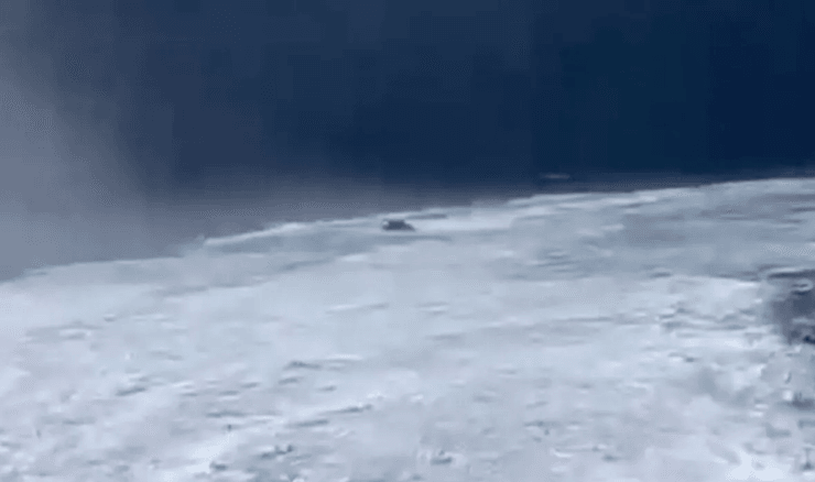 Автомобіль випав з порома, машина впала у воду, машина впала в море, лава зруйнувала будинок, нещасний випадок