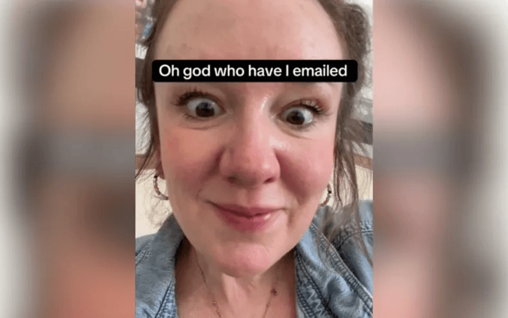 Женщина с телефоном, оставила телефон, телефон без присмотра, дети разыграли мать, дети взяли телефон матери, гаджеты, письмо в школу