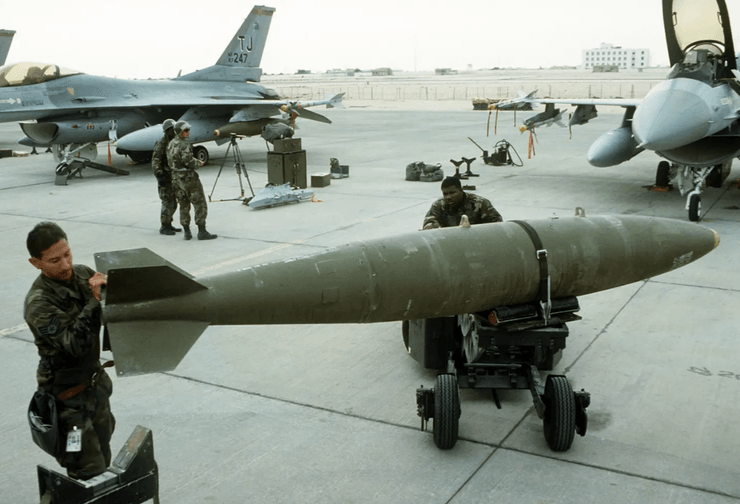 навантаження бомби, літак бомбардувальник, авіабомба, стелс-бомбардувальник, B-2A Spirit, високоточні боєприпаси, боєприпаси класу "повітря-земля", боєприпаси з супутниковим наведенням, повітряний бій, боєприпас, боєприпаси з GPS-наведенням