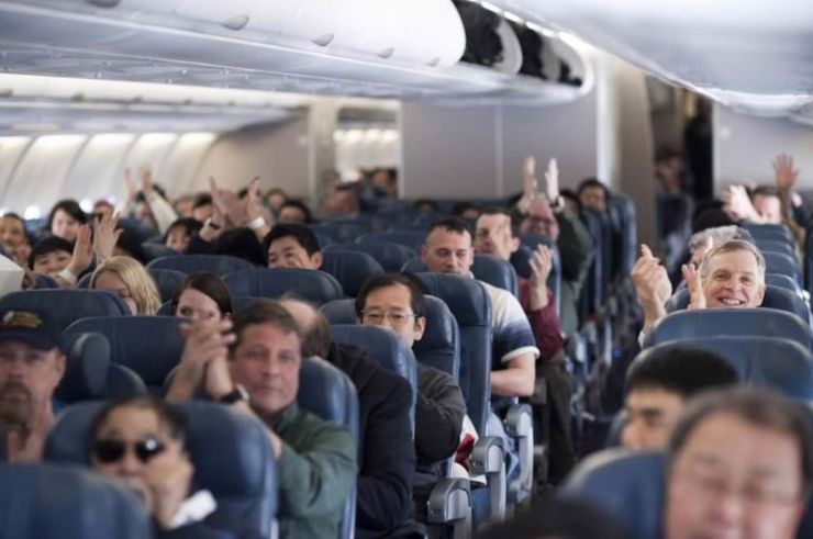 Пасажири сидять в літаку