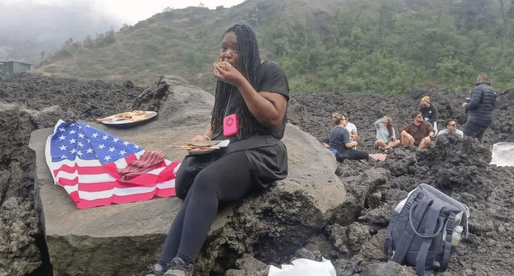 Діючий вулкан, вулкан у Гватемалі, піца, піцу готують на діючому вулкані, екзотична страва, піцу готують на розпеченій лаві