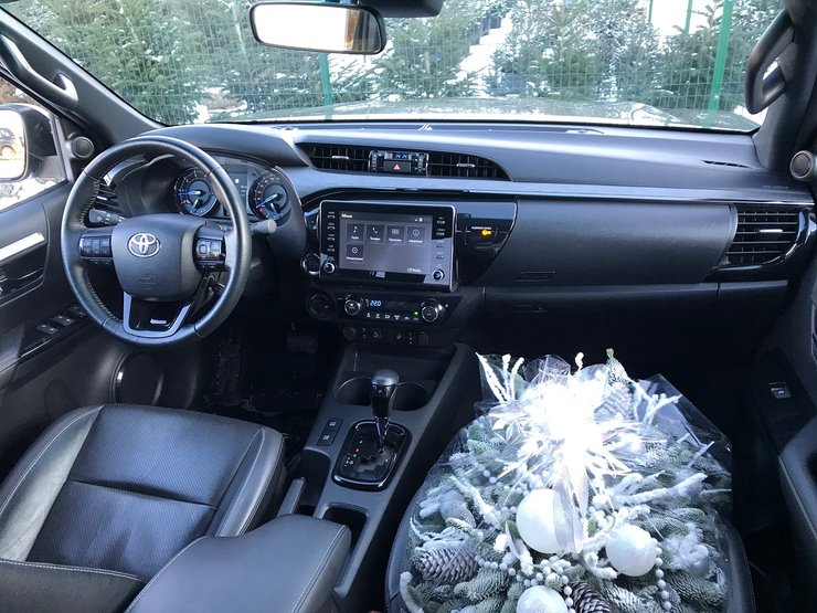 пикап Toyota Hilux, пикап Тойота Хайлакс салон, Toyota Hilux передняя панель, пикап Toyota Hilux интерьер, торпедо пикапа Toyota Hilux, тест-драйв Toyota Hilux, обзор Toyota Hilux