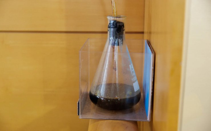 В музее хранится 1000 миллилитров в банке и еще 200 миллилитров в уловителях жира кита