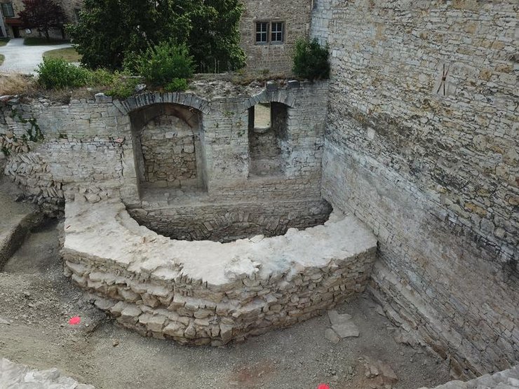 Германия, башня, замок, раскопки, исследования, находка, археология, кладка, история, реконструкция, археологи