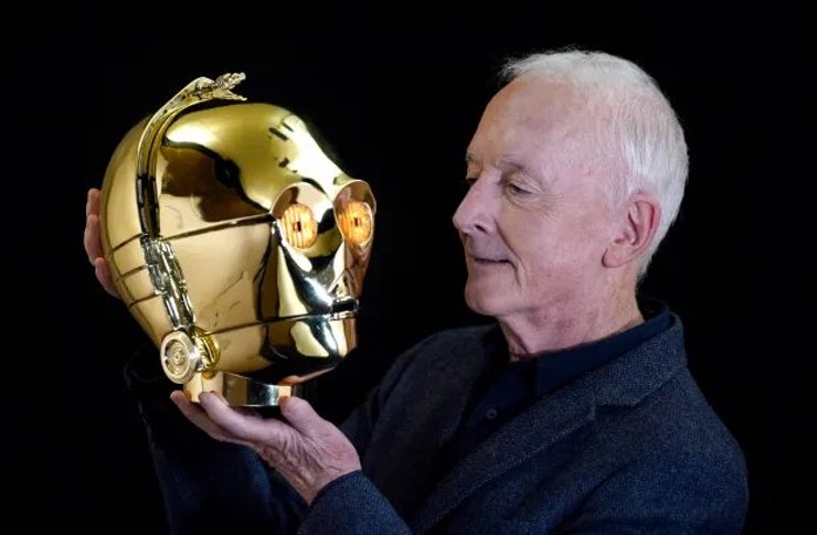 У фільмі "Зоряні війни: Епізод IV – Нова надія" шолом носив автор Ентоні Деніелс.