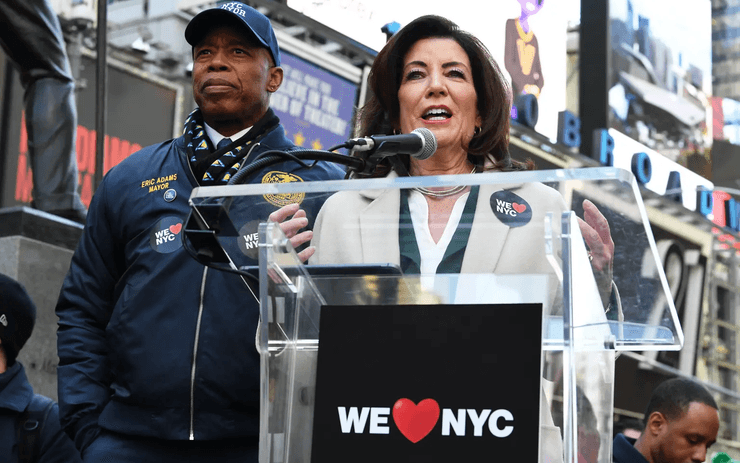 Губернатор штата Нью-Йорк, мэр Нью-Йорка, Кэти Хокул, Эрик Адамс, пресса, Нью-Йорк