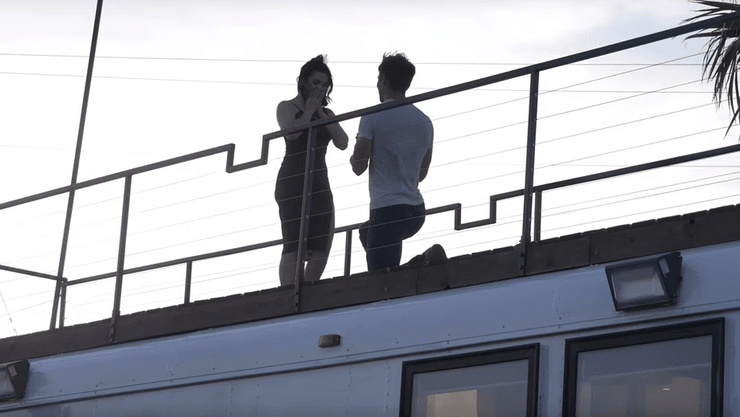 Чоловік переробив шкільний автобус, будинок на колесах, старий автобус, незвичайне житло, зробив з автобуса будинок, ремонт автобуса,