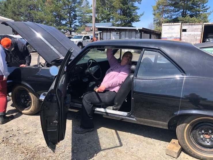 Женщина и Chevrolet Nova SS