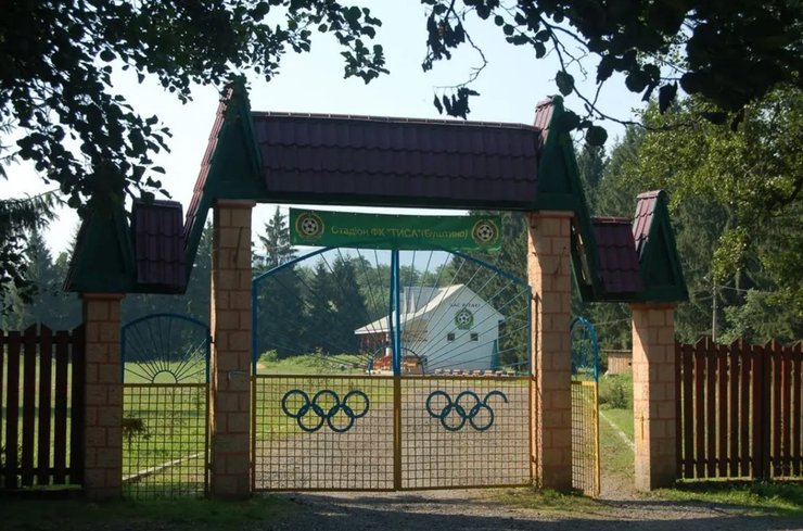 Футбольное поле на стадионе "Тиса" в пгт Буштино