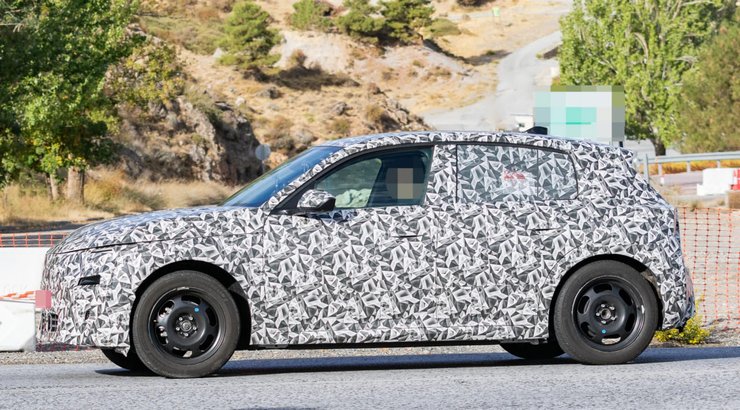Peugeot вивів на випробування модель E-208