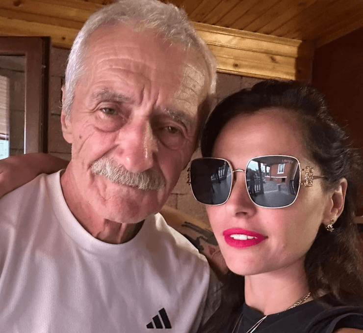 Женщина искала родителей, потеряла приемную мать, нашла отца в Facebook, 40 лет искала свою семью, воссоединение с семьей