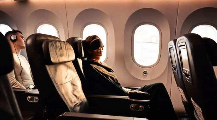 Пассажирский самолет развернулся над Индийским океаном из-за пассажирки, которая пыталась открыть аварийный выход