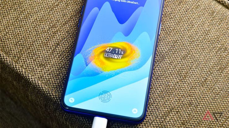 смартфон заряджається