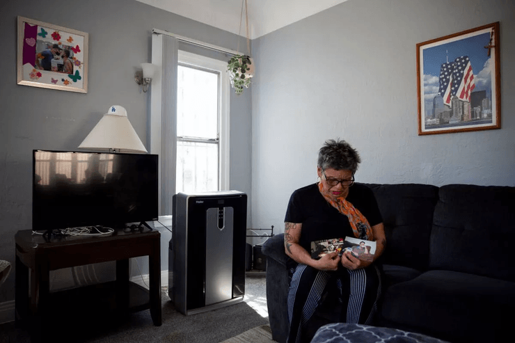 Жінка незаконно мешкає у своєму будинку, будинок, котедж, плата за житло, виселили з будинку, жила на вулиці, вживала наркотики, бездомна, повернулася додому, увірвалася в будинок